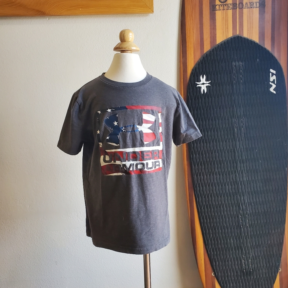 3/$13! 2 short sleeves t-shirts - Boy size 8 (small)